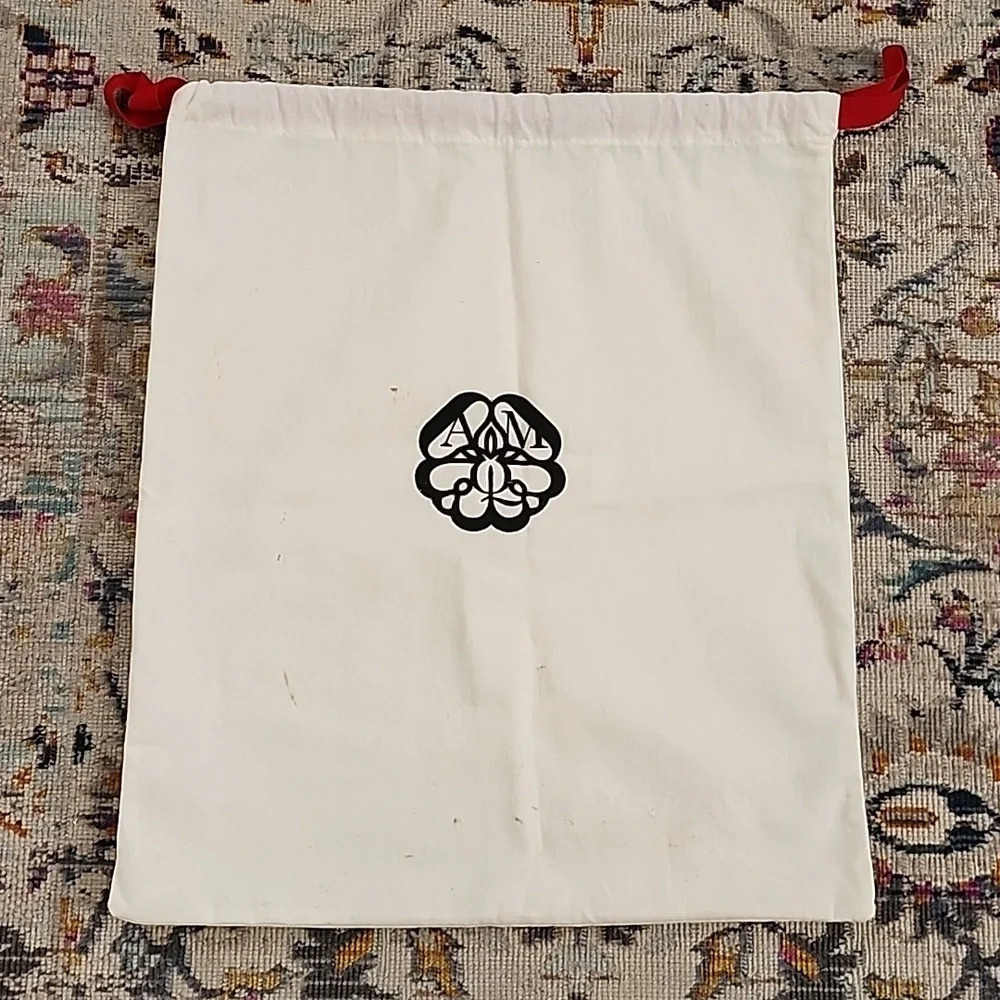 Alexander McQueen Show Bag. - Picture 4 of 11